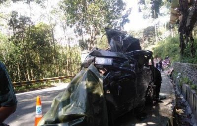 一卡车在Tasikmalaya发生车祸倾覆 致2人死亡