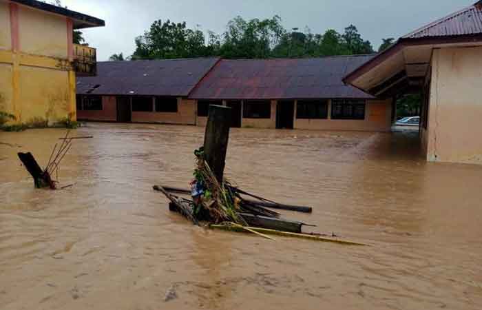 山洪袭击中马鲁古哈鲁古岛，数百所房屋和学校受损