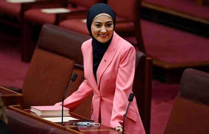 法蒂玛·佩曼成为议会中首位佩戴头巾的穆斯林女性
