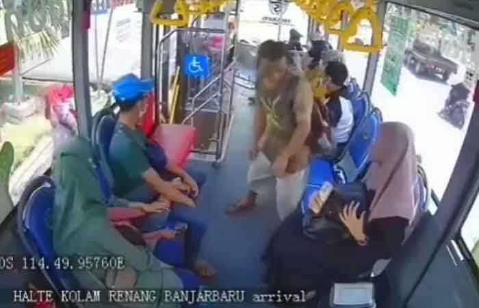 因搬座位，男子在 Banjarbakula 快速公交巴士上殴打戴头巾女子