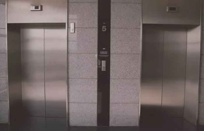 男子在西雅加达草埔商场电梯内被发现死亡!
