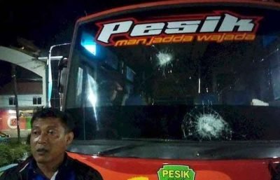 惊险！Pesik 球员被石头扔，巴士挡风玻璃被击破！