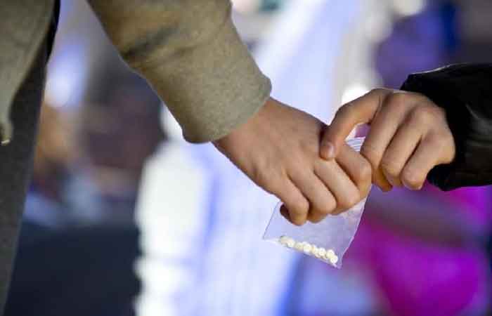 警方计划在雅加达校园检测尿液以预防毒品