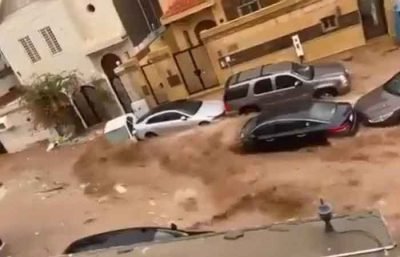 沙特第二大城市遭洪水袭击：街道变河道成排汽车被淹