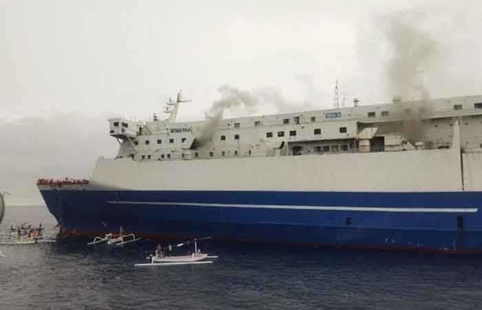 载有数百名乘客的 Mutiara Timur 1 号机动船在巴厘岛发生火灾