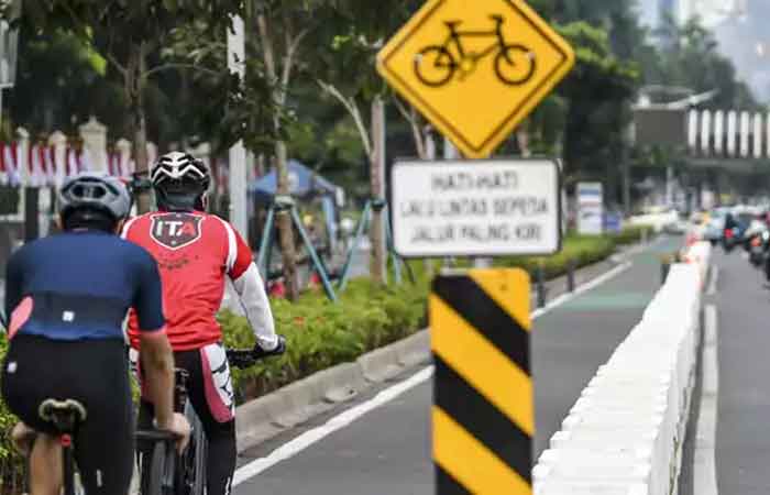 观察家支持赫鲁削减自行车道预算