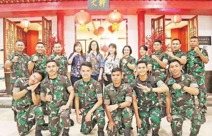 印尼军人饶有兴致学中文体验中华文化