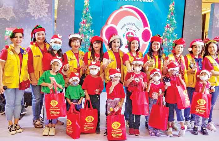 泗水市闪亮狮子会捐助数百名孤儿院儿童分享圣诞爱心