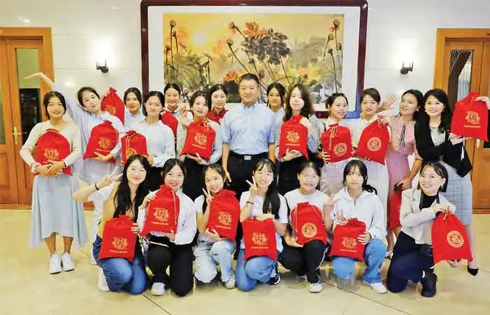 陆慷大使同在印尼中国师生共进春节团圆饭