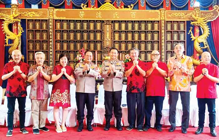 万隆华族关怀团队和西爪警方领导欢度春节
