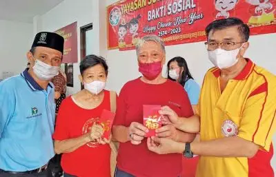 东爪哇华商庆祝农历新年分发数百红包予华裔贫困居民