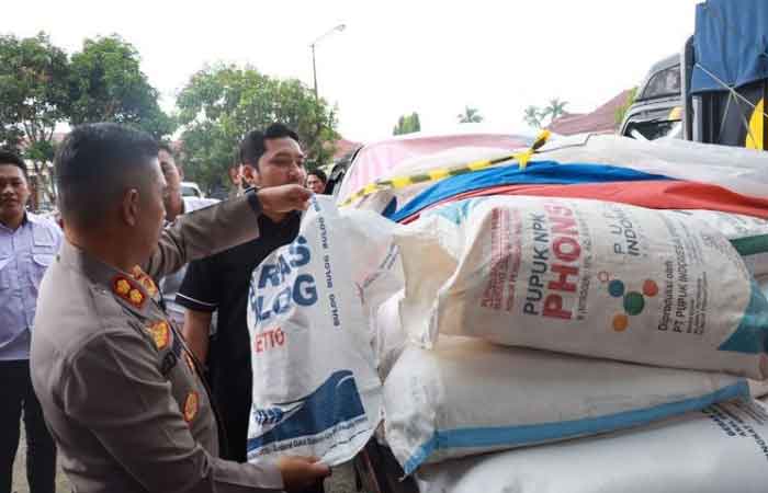 警方没收 50 吨混合大米，重新包装并出售给居民