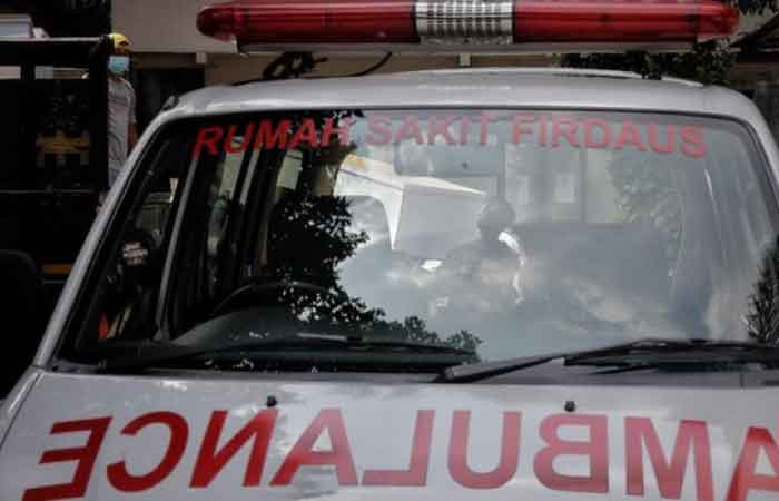 南苏拉威西警方逮捕一辆空车时发出警报的救护车