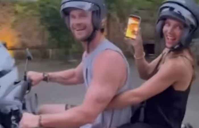 雷神到巴厘岛度假，炫耀戴头盔有条不紊地骑摩托车