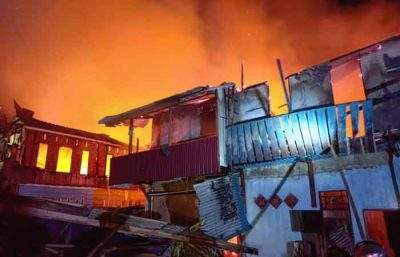 30 间房屋被烧毁，只因一名居民在外出祈祷时忘记关掉炉子