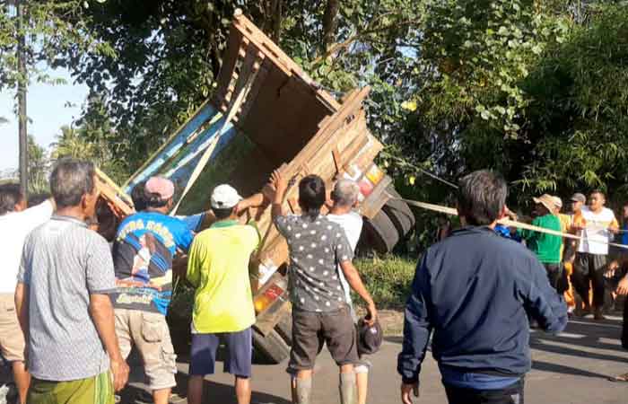 载数十人卡车在东南海漳公路撞坑后翻车，3 名居民被紧急送医