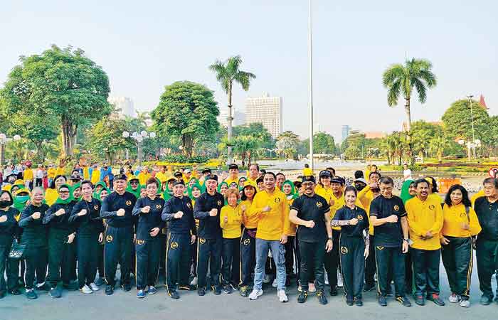 泗水市长邀数百名公务员到市政厅广场打太极拳