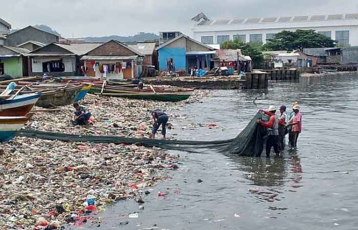 苏甲拉贾海滩的一些渔民索要不要 “完全” 清理垃圾
