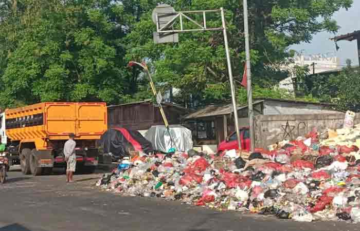德博市政府要求居民不要乱扔垃圾，以免引发洪水
