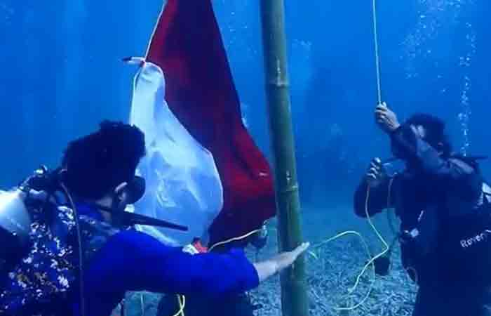 78 名军警潜水员在西努省海底举行国庆升旗仪式