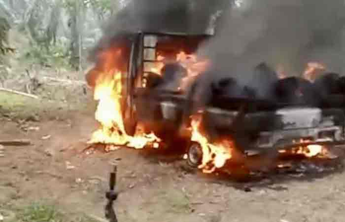 楠榜棕榈油种植园冲突中汽车被烧毁，村长：不是我这里的公民