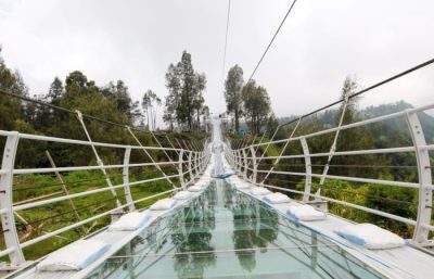 印尼最长玻璃桥竣工 将于年底投入使用
