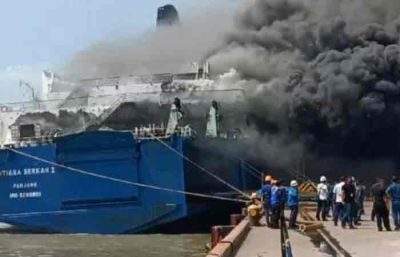 芝勒贡渡轮着火，浓烟依然可见，100 多名乘客被疏散