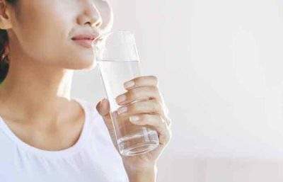 女子日喝7000 cc水中毒 医师吁从尿液颜色观察喝水量