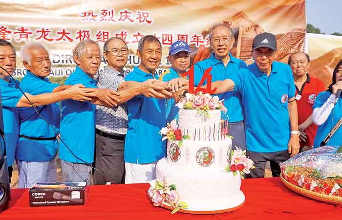 万隆青龙太极组举行14周年庆