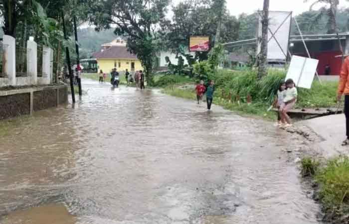 大雨导致苏甲巫眉县发生洪水和土石流