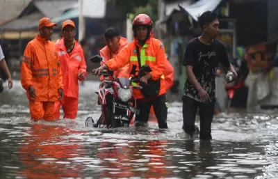 雅加达特区遭遇强降雨 中部和北部多达11条道路被淹没