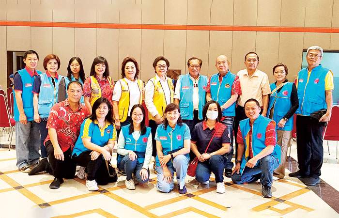 万隆华族关怀团队举行巡回献血活动
