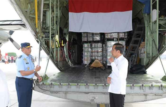 我国将向加沙难民空投援助物资 总统在东爪哇省玛克丹视察空投模拟