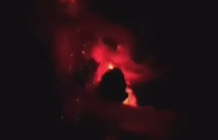 北苏省Ruang火山爆发 引发恐怖闪电致居民紧急疏散