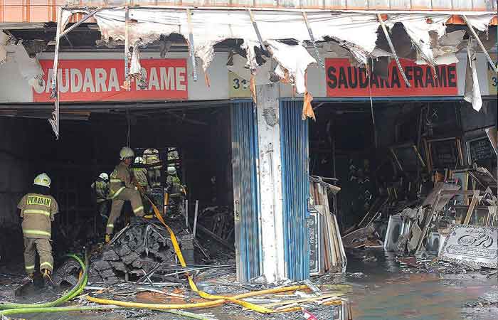雅加达南区曼邦店屋发生火灾 12人受困二楼 导致7人死亡5人受伤