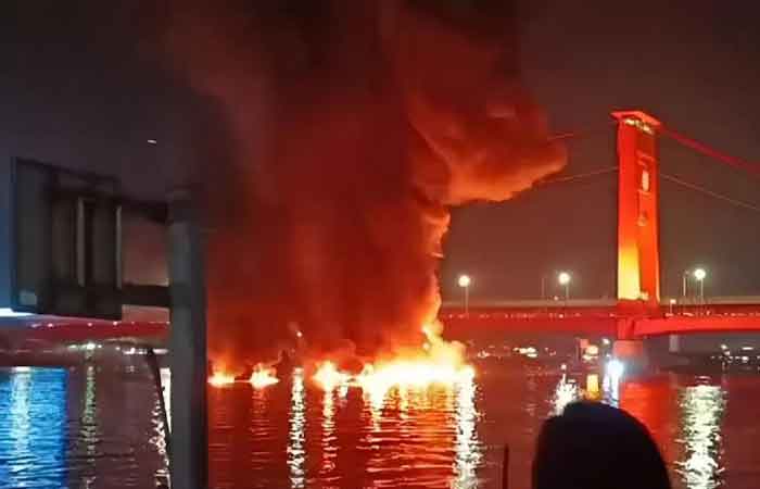 巨港安倍拉大桥木船爆炸引发火灾 1人死亡1人失踪 4人受火伤其中2人危急