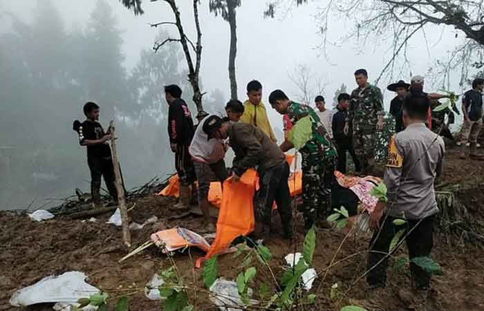 南苏省丹纳托拉贾县发生土崩 导致18人死亡2人失踪 包括一大家庭遭掩埋