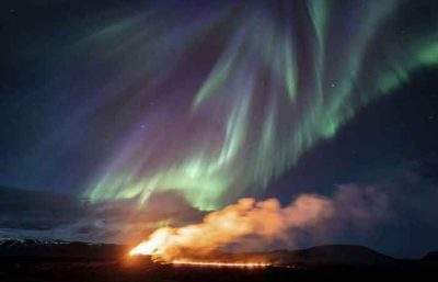 冰岛火山连续喷发逾月 与极光共舞成奇景