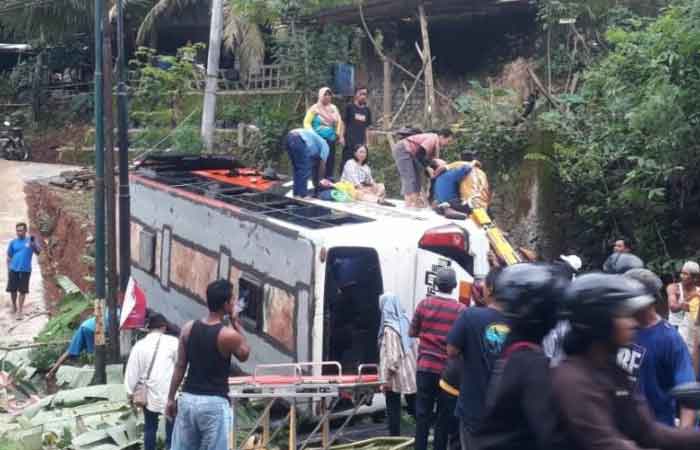 班图尔交通事故，载有35人巴士撞上悬崖翻车