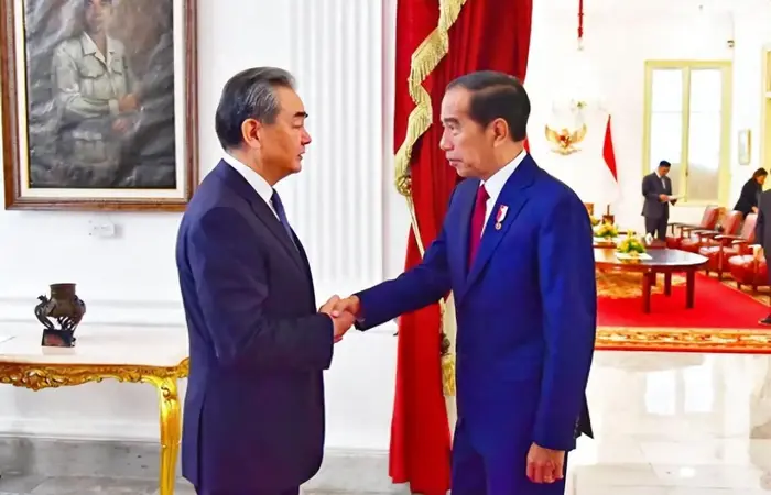 王毅一天见了两任印尼总统